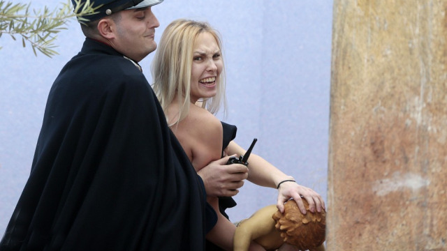 Półnaga działaczka Femenu w Watykanie. 